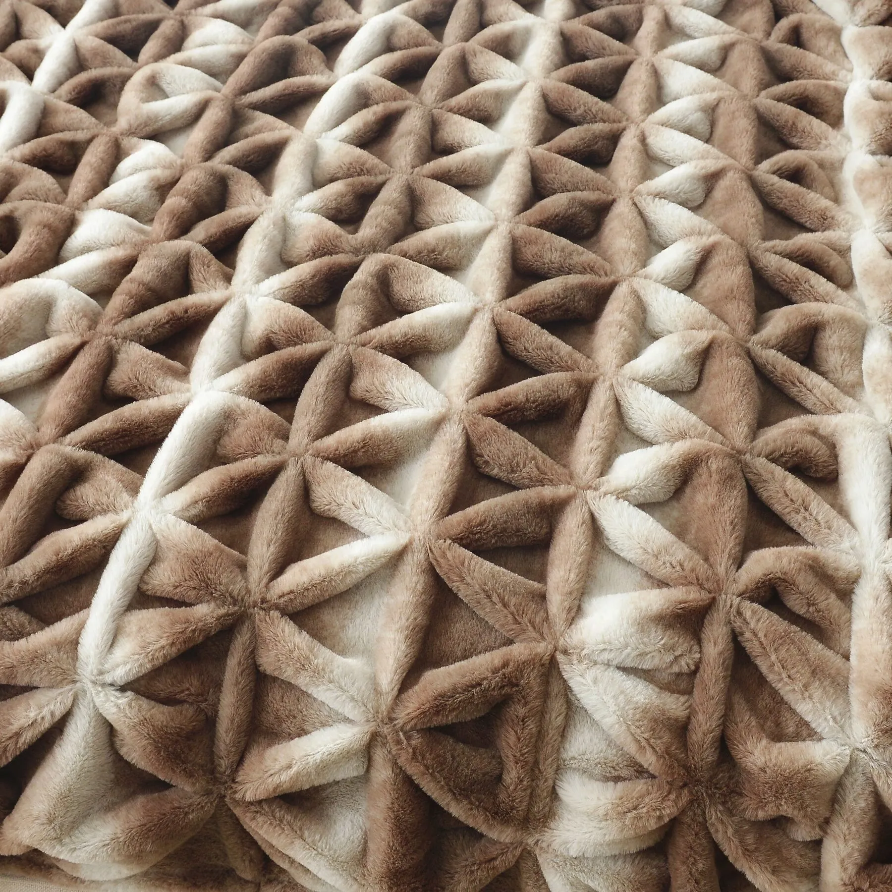 Faux rabbit fur printed crinkle throw blanket — photo 3